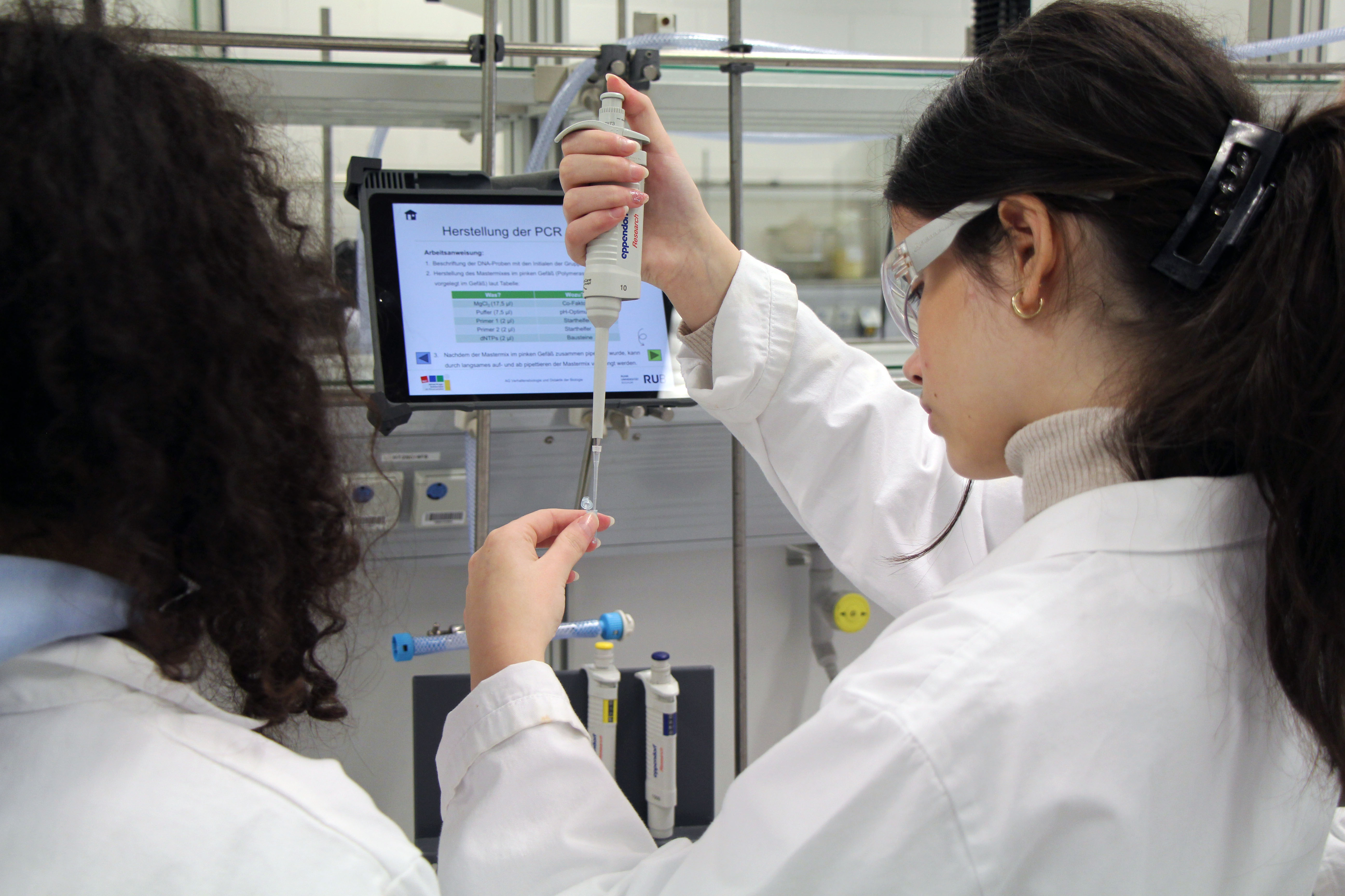 Schülerinnen pipettieren
