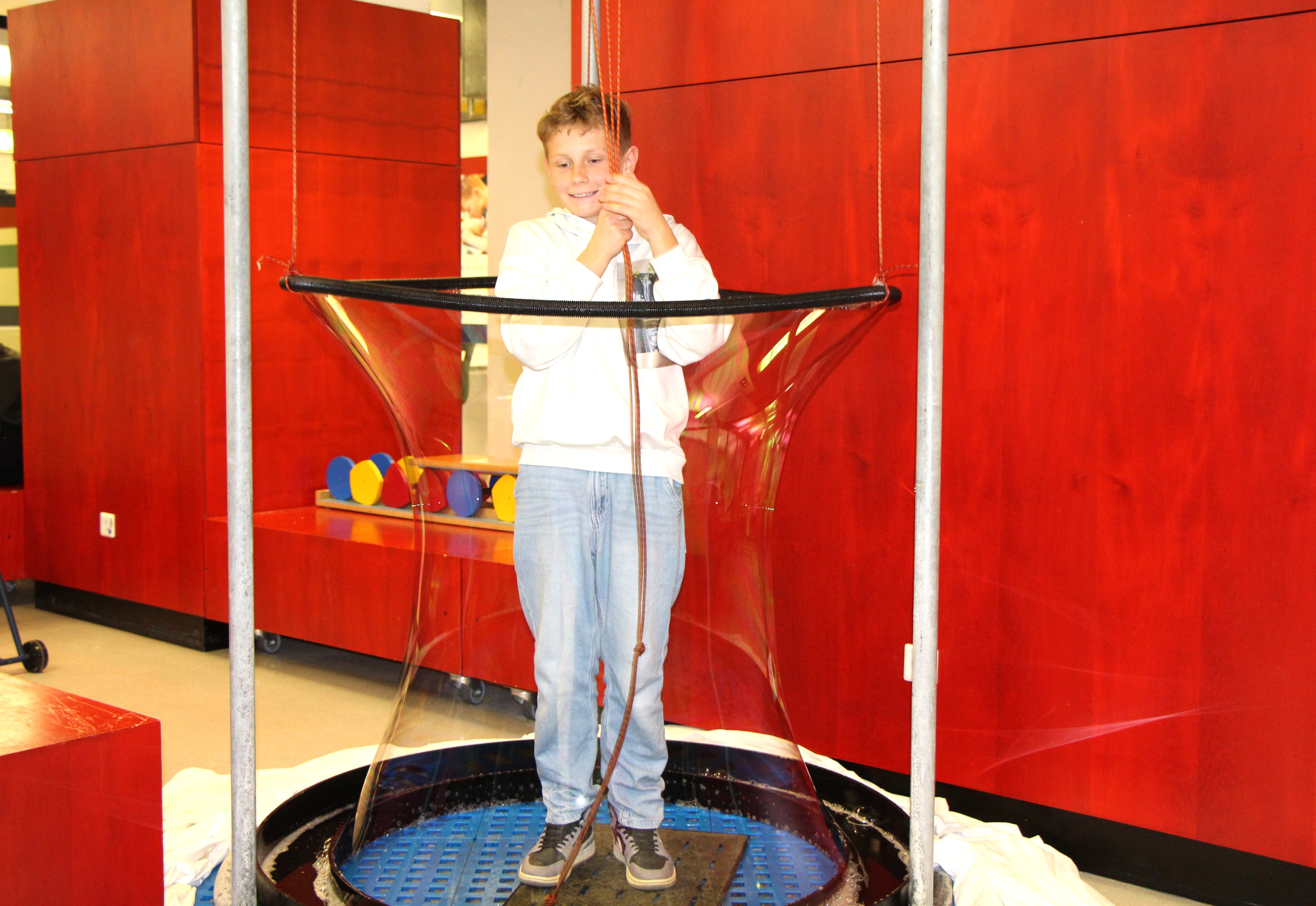 Schüler experimentiert mit Riesenseifenblase