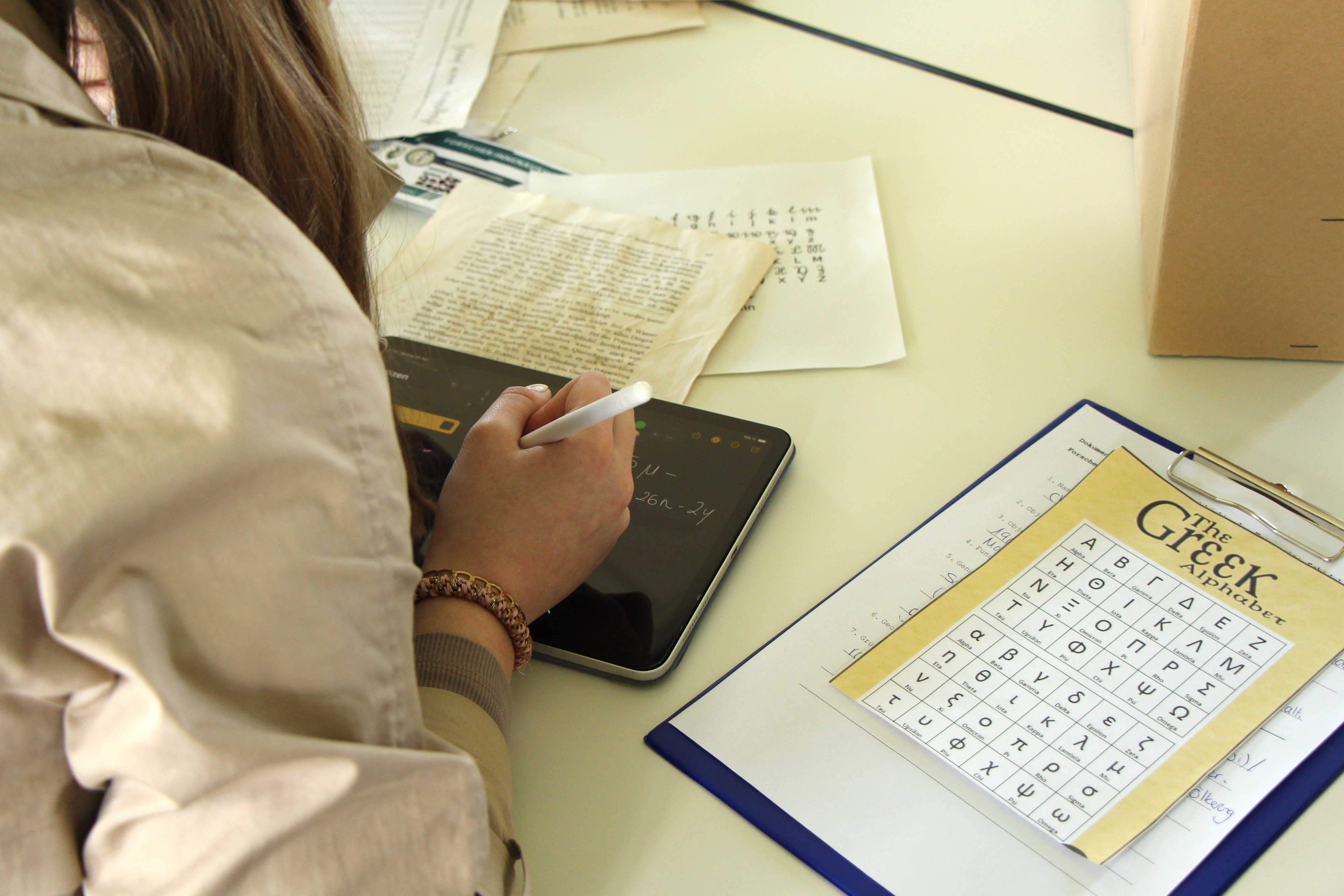 Schülerin arbeitet am Tablet mit den Unterlagen aus dem Projekt „Koloniale Amnesie?“