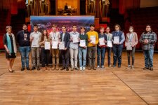 Gruppenfoto der Jungforscher*innen des Fachbereichs „Biologie“, mit Laudator Simon Chen und Prof. Dr. Katrin Sommer, Patenbeauftragte der Ruhr-Universität Bochum für „Jugend forscht“. © RUB, Marquard