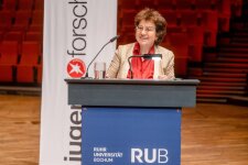Prof. Dr. Martina Havenith-Newen hält die Laudatio für die Jungforscher*innen des Fachbereichs „Chemie“, die den RESOLV-Sonderpreis erhalten. © RUB, Marquard