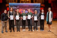 Gruppenfoto der Jungforscherinnen des Fachbereichs „Geo- und Raumwissenschaften“, mit Laudatorin PD Dr. Kerstin Weis und Prof. Dr. Katrin Sommer, Patenbeauftragte der Ruhr-Universität Bochum für „Jugend forscht“. © RUB, Marquard