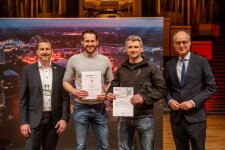 Staatssekretär Dr. Urban Mauer verleiht dem Städtischen St. Michael-Gymnasium, Bad Münstereifel, den „Sonderpreis der Ministerin für Schule und Bildung für die beste Schule“, im Beisein von Dr. Carsten Penz, NRW-Landeswettbewerbsleiter von „Jugend forscht“. © RUB, Marquard