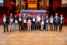 Gruppenfoto der Jungforscher*innen des Fachbereichs „Mathematik/Informatik“, mit Laudator Dr. Holger Reeker und Dr. Carsten Penz, NRW-Landeswettbewerbsleiter von „Jugend forscht“. © RUB, Marquard