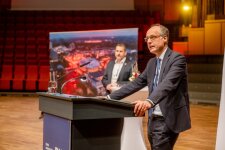 Staatssekretär Dr. Urban Mauer würdigt in seinem Grußwort die Leistungen der Teilnehmerinnen und Teilnehmer und verleiht, im Beisein von Dr. Carsten Penz, NRW-Landeswettbewerbsleiter von „Jugend forscht“, den „Sonderpreis der Ministerin für Schule und Bildung für die schöpferisch wertvollste Arbeit“ und den „Sonderpreis der Ministerin für Schule und Bildung für die beste Schule“. © RUB, Marquard