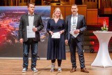 Dr. Carsten Penz mit Mieke Grothues und Sebastian Olszewski (Gymnasium Fabritianum, Krefeld) (v.r.n.l.), die zuvor den Sonderpreis für die Projektbetreuenden von Dr. Nico Kock verliehen bekamen. © RUB, Marquard © RUB, Marquard