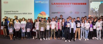 Alle Teilnehmerinnen und Teilnehmer des Landeswettbewerbs NRW, Jugend forscht, 2024, bei Henkel. © Henkel AG & Co. KGaA