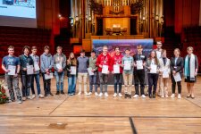 Gruppenfoto der Jungforscher*innen des Fachbereichs „Technik“, mit Laudator Prof. Dr.-Ing. Christoph Budelmann und Prof. Dr. Katrin Sommer, Patenbeauftragte der Ruhr-Universität Bochum für „Jugend forscht“. © RUB, Marquard