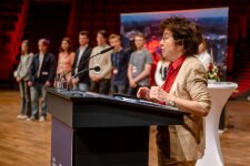 Prof. Dr. Martina Havenith-Newen hält die Laudatio für die Jungforscher*innen des Fachbereichs „Chemie“, die den RESOLV-Sonderpreis erhalten. © RUB, Marquard