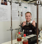 NRW-LANDESSIEGER, Chemie: „Nelkenduft aus Teer?“ , Ben Eumann, Helmholtz-Gymnasium, Hilden. © Henkel AG & Co. KGaA