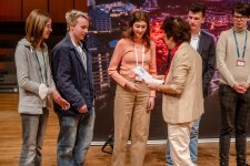 Prof. Dr. Martina Havenith-Newen, Sprecherin von RESOLV, zeichnet Merle Baumgarten, Theresa Horlitz und Tim Culemann für ihre herausragenden Leistungen im Themenbereich Solvation Science für ihr Projekt „Ein-Kristall – selfmade!“ (Theodor-Fliedner-Gymnasium, Düsseldorf) mit dem RESOLV-Sonderpreis aus. © RUB, Marquard