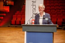 Prof. Dr. Kornelia Freitag, Prorektorin für Lehre und Studium an der Ruhr-Universität Bochum, richtet sich mit einem Grußworte an alle Gäste. © RUB, Marquard