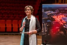 Prof. Dr. Katrin Sommer, Patenbeauftragte der Ruhr-Universität Bochum für „Jugend forscht“, moderiert die Preisverleihung zusammen mit Dr. Carsten Penz, NRW-Landeswettbewerbsleiter von „Jugend forscht“ (im nächsten Bild). © RUB, Marquard