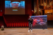 Maximilian Bertamini, Doktorand am Institut für Friedenssicherungsrecht und Humanitäres Völkerrecht hält an diesem Nachmittag die Keynote zum Thema „The Dark Side of the Moon – Weltraumbergbau und Geisteswissenschaften“. © RUB, Marquard