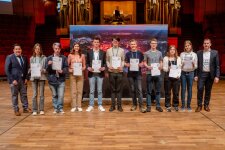 Gruppenfoto der Jungforscher*innen des Fachbereichs „Chemie“, mit Laudator Michael To Vinh und Dr. Carsten Penz, NRW-Landeswettbewerbsleiter von „Jugend forscht“. © RUB, Marquard