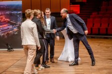Staatssekretär Dr. Urban Mauer verleiht Babette Röbbecke, Theresa Bauer und Judith Göhler, vom Luise-von-Duesberg-Gymnasium, Kempen, den „Sonderpreis der Ministerin für Schule und Bildung für die schöpferisch wertvollste Arbeit“ für ihr Projekt „Zurück in die Zukunft mit Halbadierern“, aus dem Fachbereich „Technik“, im Beisein von Dr. Carsten Penz, NRW-Landeswettbewerbsleiter von „Jugend forscht“. © RUB, Marquard