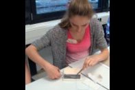 Schülerin Maike näht eine