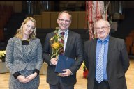 Zusammen mit der Dekanin Prof. Dr. Corinna Mieth übergab Helmut Pulte die Ehrendoktorurkunde an Prof. Dr. Roland Fischer.